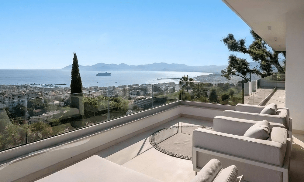 Villa Hotel Bassa Californie in Cannes, French Riviera, France – pool deck with daybeds overlooking the Mediterranean Sea